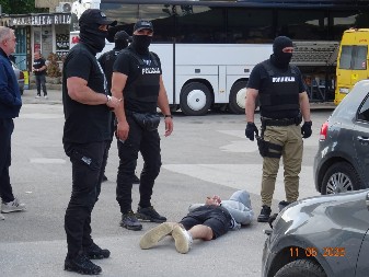 POGLEDAJTE SPEKTAKULARNU POLICIJSKU AKCIJU U Novom Pazaru uhapšen sa 3 kile droge, objavljeni detalji o osumnjičenom (VIDEO)