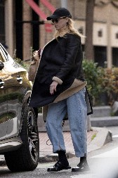 POZNATA GLUMICA RODILA BLIZANCE! Krila je trudnoću, a sada pokazala bebe (FOTO)