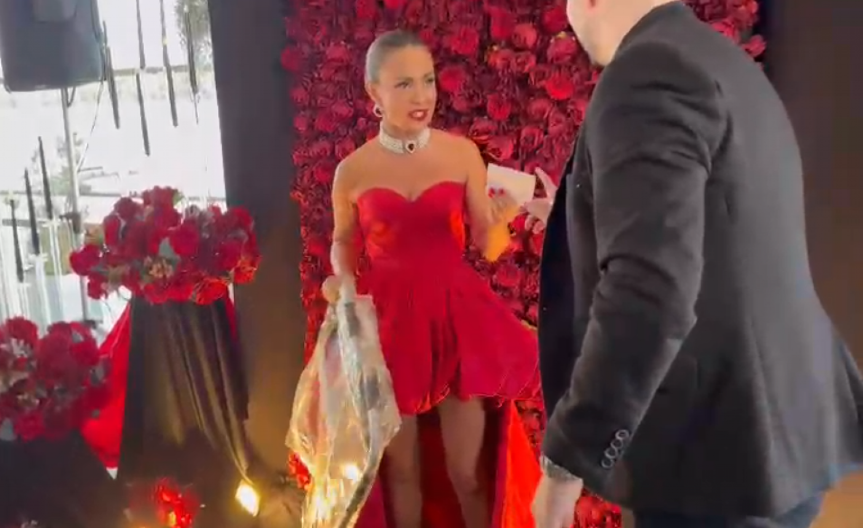 NIKO NE VERUJE ŠTA JE POKLONIO KOLEGINICI ZA 40. ROĐENDAN! Pevač stigao na proslavu, pa nasmejao sve prisutne (FOTO/VIDEO)