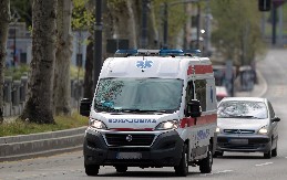 TRI OSOBE LAKŠE POVREĐENE U TRI UDESA Hitna pomoć intervenisala na javnim mestima najviše zbog pijanaca!