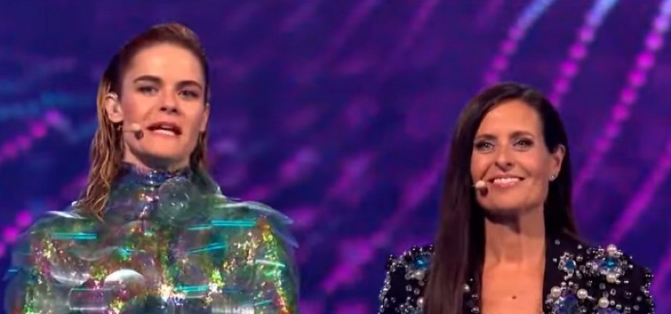 DA LI JE VODITELJKA OD KRVI I MESA ILI ROBOT? Jednim potezom na Evroviziji publiku dovela u stanje šoka, niko ne zna šta je (FOTO)