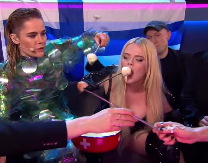 NA EVROVIZIJI SCENE KAO IZ FILMOVA ZA ODRASLE Finkinja se oblizivala pred kamerama, publika zanemela zbog vrućih scena iz grin ruma! (FOTO)