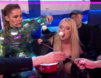 NA EVROVIZIJI SCENE KAO IZ FILMOVA ZA ODRASLE Finkinja se oblizivala pred kamerama, publika zanemela zbog vrućih scena iz grin ruma! (FOTO)