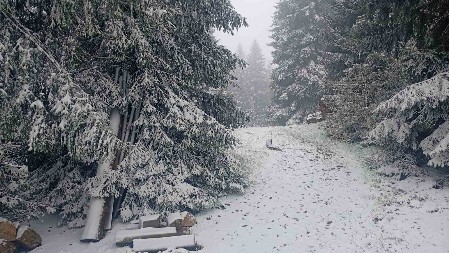 VEJE KAO U DECEMBRU, TEMPERATURA 1 STEPEN! Atmosfera za nevericu u sred maja na Jabuci kod Prijepolja (FOTO)