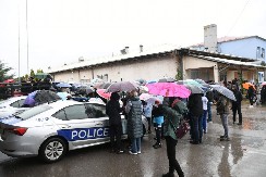 KURTIJEVA POLICIJA PROTIVZAKONITO UZURPIRALA SPORTSKI OBJEKAT U SEVERNOJ MITROVICI! Roditelji sa decom protestuju ispred hale po jakoj kiši (FOTO)