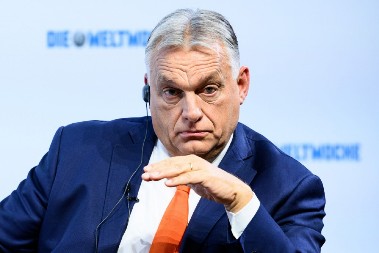 ORBAN SE OGLASIO U 3 UJUTRU Napisao samo DVA SLOVA, Mađarska na nogama - šta je ovim hteo da kaže?