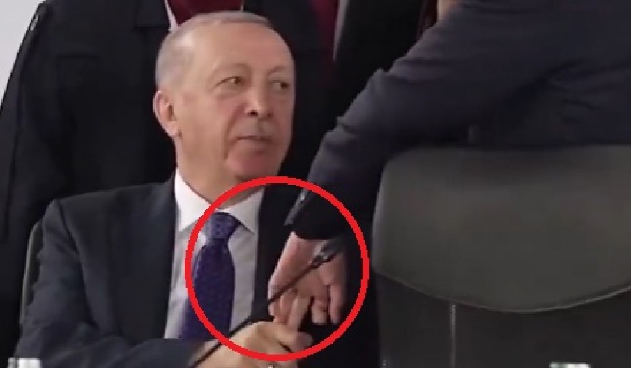 UHVATIO I NE PUŠTA! Snimak neobičnog razgovora Erdogana i Makrona obišao planetu (VIDEO)