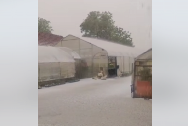 CRNI OBLACI IDU KA SRBIJI! Jako nevreme pogodilo Hrvatsku, grad veličine lešnika naneo ogromnu štetu (VIDEO)