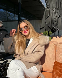 BIVŠA POSLANICA U VRELIM POZAMA Isplivale privatne fotografije nakon što je nestala iz javnosti (FOTO)