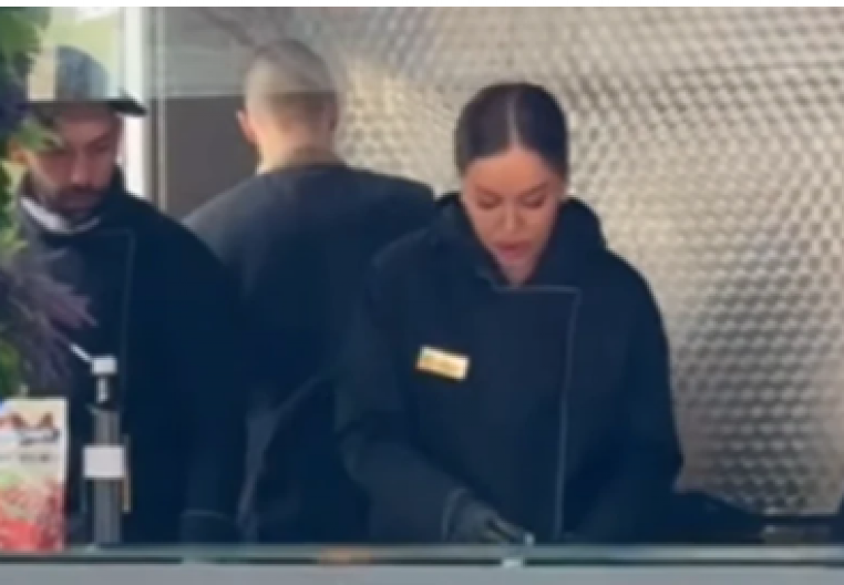 PRODAJE BURGERE NA TEZGI! Ovako zarađuje sestra Bogdane Ražnatović na Kalemegdanu, procurila i fotka!