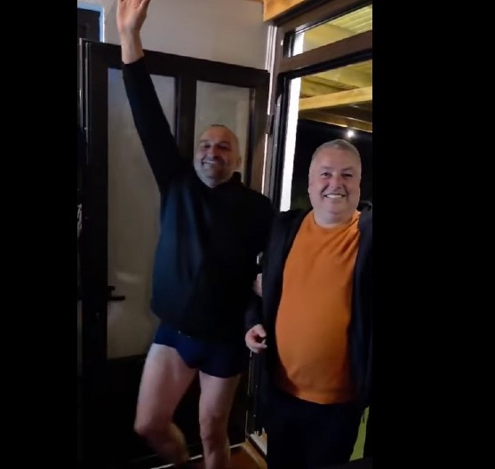 BIVŠI GRADONAČELNIK SKINUO GAĆE! U transu slavio pobedu svog kuma na izborima! Ante i Hrvoje zapalili Balkan (VIDEO)