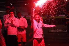 OVA SRAMOTA JE SVIMA PROMAKLA Kanga pogođen bakljom u Novom Pazaru - Reakcija Gabonca je neverovatna (VIDEO)