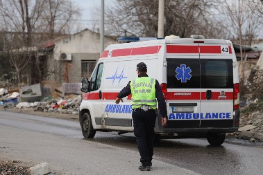 OTAC VOZIO SINA NA ELEKTRIČNOM TROTINETU, PA SE ZAKUCAO U AUTOMOBIL Stravična nesreća u Železniku