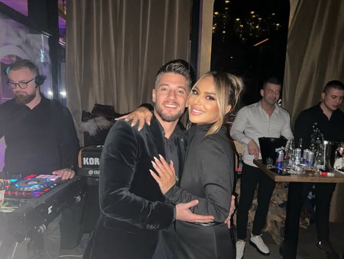 NAŠ POZNATI PEVAČ ŽENI PEVAČICU ZA KOJOM JE BILA RASPISANA POTERNICA Starija je od njega, a decu je prihvatio kao svoju!