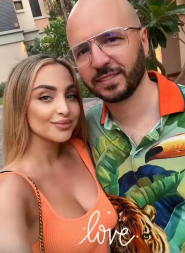 KADA GA JE UPOZNALA BILA JE MALOLETNA, A NJEGOV POSAO BIO JE MISTERIJA SVE DO SADA Evo čime se zapravo bavi muž Maje Berović, pevačica vešto krila