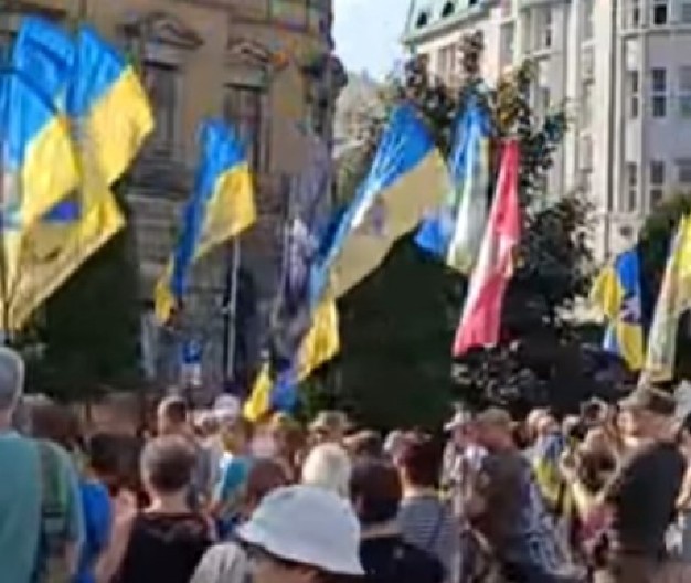 MASOVNI PROTESTI U UKRAJINI! ZELENSKOM ODZVONILO: Porodice vojnika u Ukrajini traže odgovore, situacija postaje dramatična!
