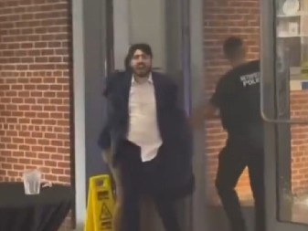 OVO JE OSUMNJIČENI ZA TERORISTIČKI NAPAD U VAŠINGTONU! Objavljen snimak hapšenja, ponavlljao je ove reči! (VIDEO)
