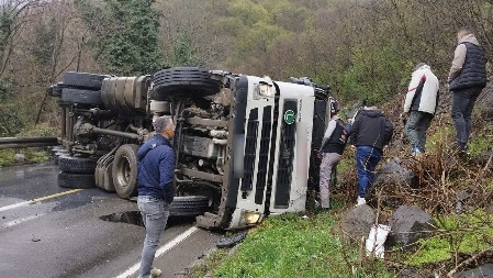 ZAPALIO SE KAMION NA PUPINOVOM MOSTU Kabina vozila potpuno ugljenisana, vatrogasci izašli na teren