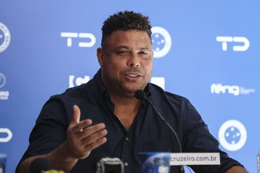 BROD POTONUO, A RONALDO... Slavni Brazilac prodao većinski udeo u klubu koji je ispao iz lige