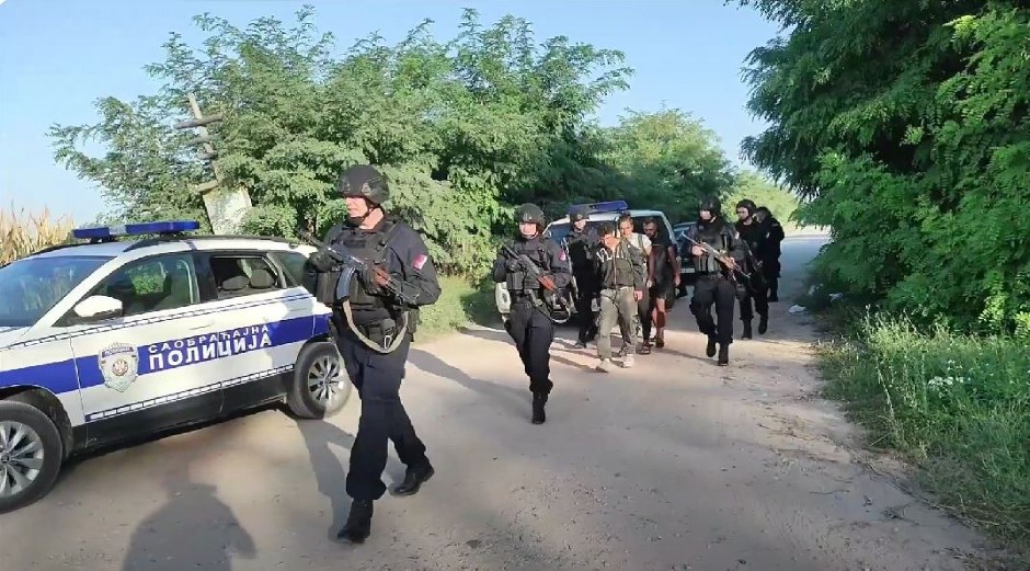 MIGRANTI PUCALI NA SRPSKU POLICIJU KOD ŠIDA! Jedna osoba ubijena