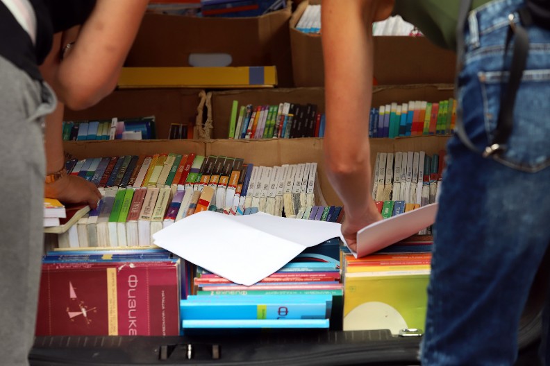 RODITELJI, STIŽE POMOĆ DRŽAVE ZA NAJMLAĐE! Ova srpska opština daje novčana sredstva svim osnovcima za kupovinu udžbenika