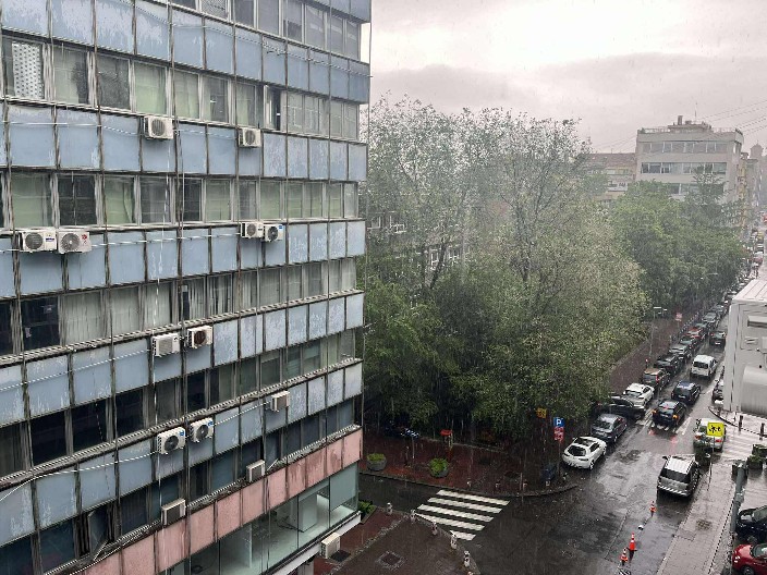 STIŽU SUPERĆELIJSKE OLUJE! Nakon provale oblaka, ovo su brojke: Evo koliko je tačno litara juče palo u Beogradu!