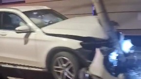 VOZAČ BMW-A DIVLJAO, PA SE ZAKUCAO U BANDERU Udes se dogodio na Mišeluku u Novom Sadu