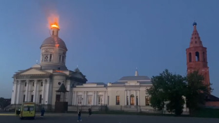 GORI KATEDRALA SVETOG NIKOLE Dron pogodio kupolu tornja, stravični prizori u Rusiji (VIDEO)