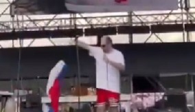 SKANDALOZAN SNIMAK DIGAO RUSIJU NA NOGE Gruzijski pevač oskrnavio zastavu Ruske Federacije: "Slomljen nos mu ne bi škodio" (VIDEO)