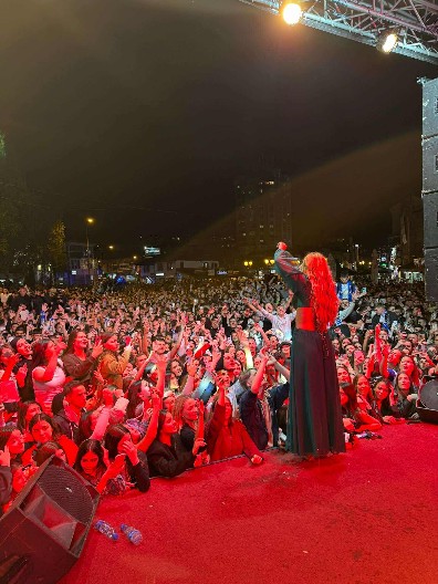 KAKAV ZEMLJOTRES! Tea Tairović peva pred više od 30.000 ljudi u Novom Pazaru, ovo joj bacali na binu (VIDEO)