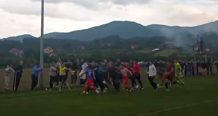 TOTALNI HAOS Tuča na utakmici omladinaca, sevale pesnice, udarci leteli na sve strane (VIDEO)