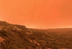 APOKALIPTIČNI PRIZORI IZ GRČKE! Na Kritu kao u SAHARI, pesak zasuo čuveno ostrvo, nebo potpuno promenilo boju (VIDEO, FOTO)