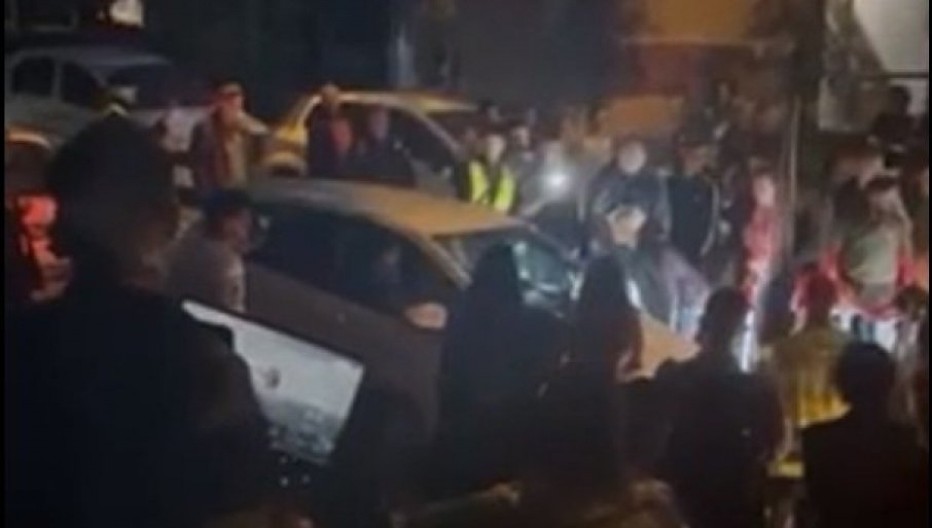 BLOKADERI NAPALI DEKANA Nemile scene ispred Pravoslavnog bogoslovskog fakulteta