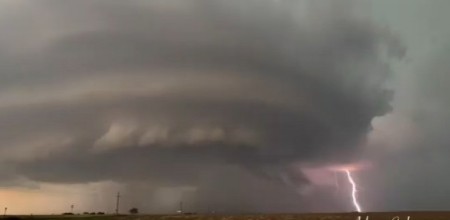 STRAHOVITA OLUJA PARALISALA AMERIKU Zastrašujući prizori uraganskog vetra, grad veličine bejzbol lopte, desetine hiljada bez struje (VIDEO)