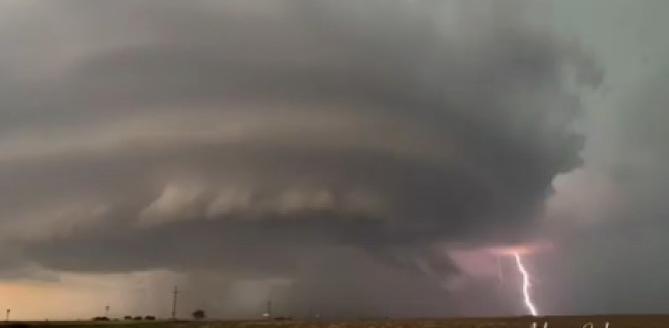 STRAHOVITA OLUJA PARALISALA AMERIKU Zastrašujući prizori uraganskog vetra, grad veličine bejzbol lopte, desetine hiljada bez struje (VIDEO)