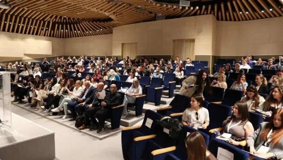 DIGITALNI TALAS 2025: Održan seminar na Fakultetu društvenih nauka o komunikacijama budućnosti