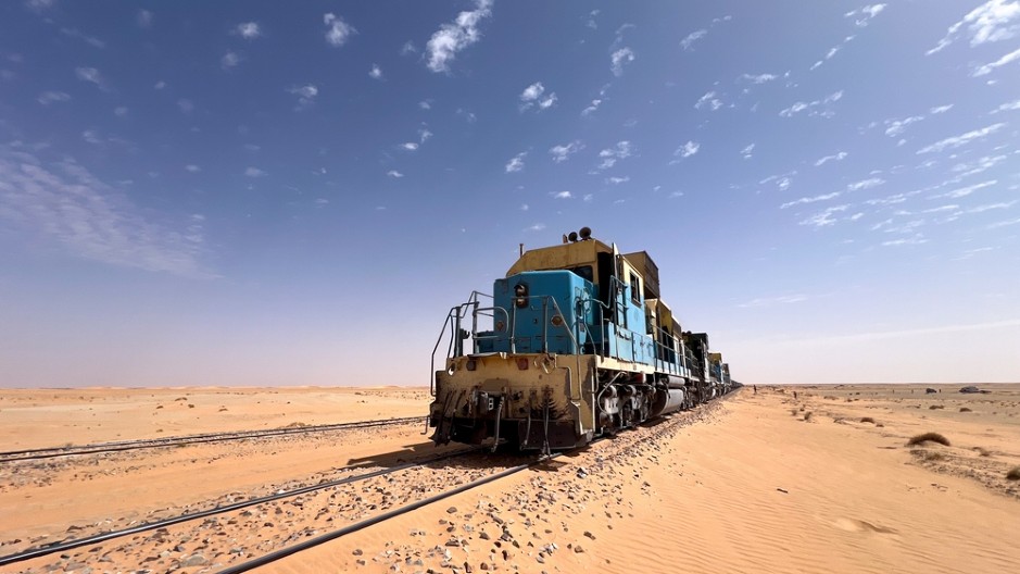 PUSTINJSKI VOZ JE NAJDUŽI NA SVETU Dug je 2 kilometra i  ide kroz  pustinju - putovanje je bučno, prljavo i  opasno