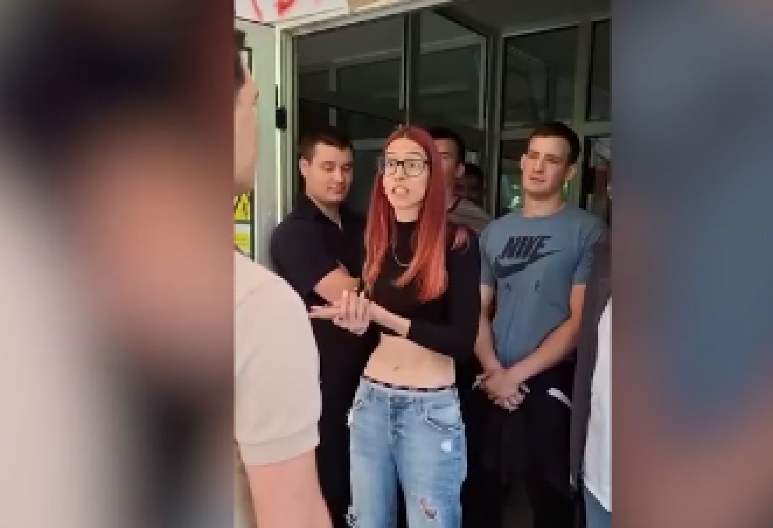LJUDI, OVO JE KRIVIČNO DELO! Najboljem studentu FTN-a u Novom Sadu blokaderka brani ulaz, da li sama zna ŠTA radi? (VIDEO)