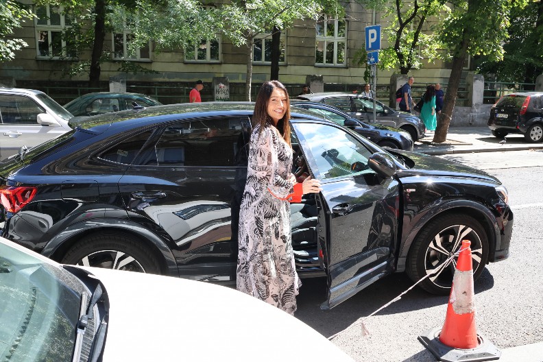 SPAVALA JE U ŠTALI A SADA IMA ZAVIDNU KARIJERU Naša pevačica progovorila o teškom periodu u životu: "Bila sam najmlađa, a oni su bili jako zli"