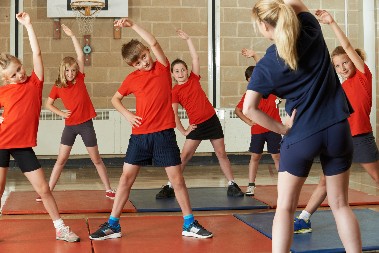 NASTAVNIK VLADIMIR SE SAMO OKRENUO NA SEKUND! Devojčicu (13) pogodilo koplje u oko na času fizičkog!