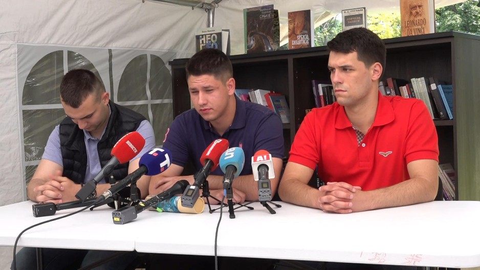 "ODLUKU O ŠTRAJKU GLAĐU DONOSIMO NAKON SASTANKA SA PREDSEDNIKOM!" Studenti koji žele da uče poručili da ne odustaju i da će se vratiti na svoje fakultete (VIDEO)