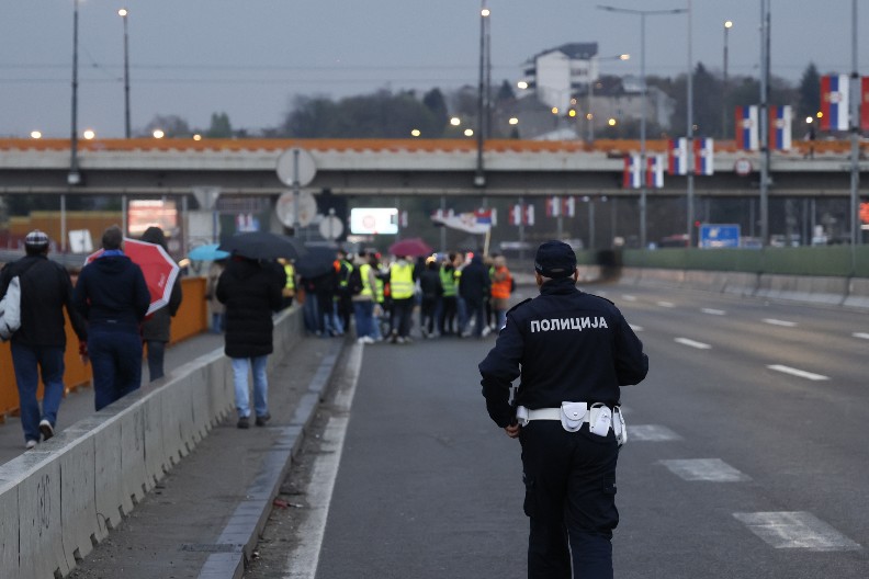DANAS OD 18 ČASOVA OPET KREĆE MALTRETIRANJE GRAĐANA OD STRANE BLOKADERA! Brnabić reagovala: "Samo ogoljeno nasilje i teror nad običnim ljudima"!