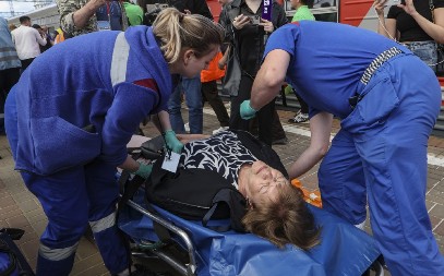PRVI SNIMCI SA MESTA NESREĆE U RUSIJI Ljude nose na nosilima, preživeli potpuno izbezumljeni (FOTO)
