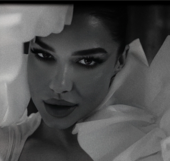 LETELO PERJE NA SNIMANJU Srpska pevačica se razvela, pukla 40.000 evra na spot i poručila: Sudi mi što ti prevaru nisam praštala!