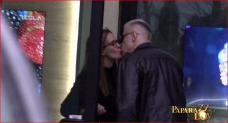 PEVAČ SE DOHVATIO SA 18 GODINA MLAĐOM! Ne može da obuzda emocije nasred ulice, kamera sve zabeležila! (FOTO)