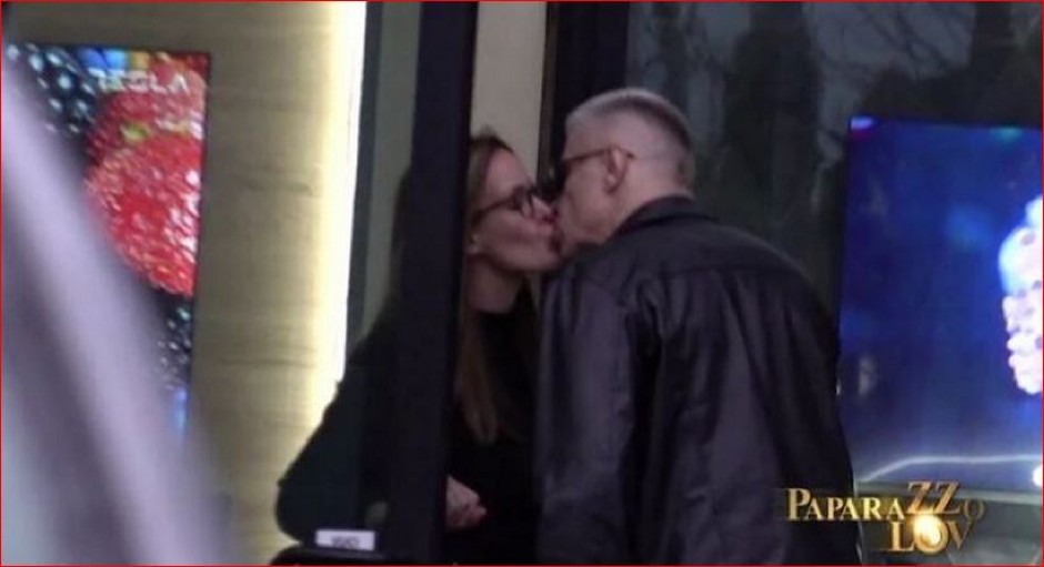 PEVAČ SE DOHVATIO SA 18 GODINA MLAĐOM! Ne može da obuzda emocije nasred ulice, kamera sve zabeležila! (FOTO)