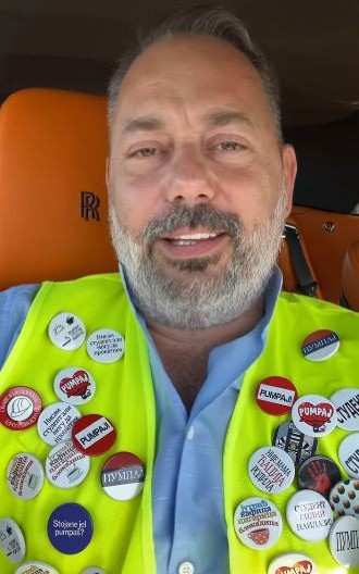 "POČINJE LETO, BATE, MALKO SVE SE UTANJILO" Hit! Blokader iz Vranja okačio prsluk "s bedževi" na oglas (VIDEO)