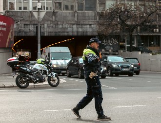 LOPOV GLEDAO FILMOVE, PA SE OGLUŠIO NA SIRENE POLICIJE: Slupao parkirana vozila dok je bežao od potere