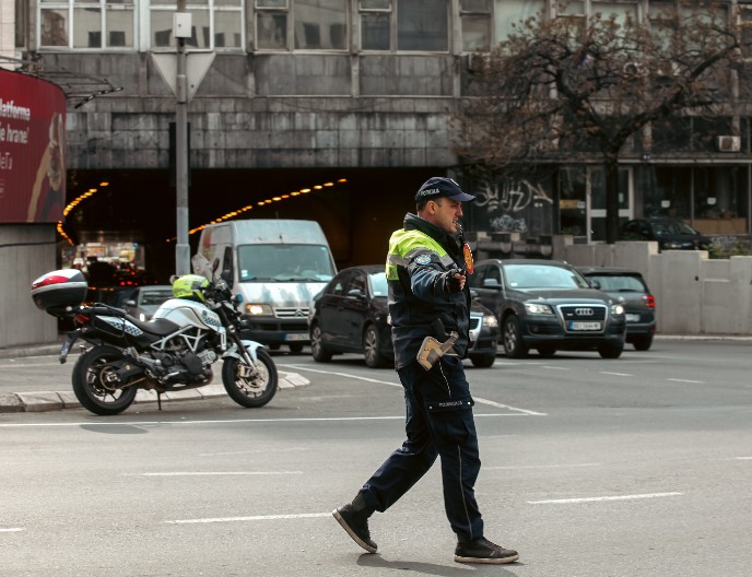 LOPOV GLEDAO FILMOVE, PA SE OGLUŠIO NA SIRENE POLICIJE: Slupao parkirana vozila dok je bežao od potere