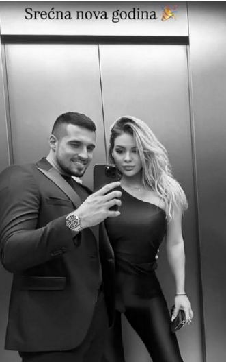SIN DRAGANE MIRKOVIĆ USIJAO MREŽE! Ovo je devojka Marka Bijelića, objavio fotku iz lifta, a svi gledaju u nju (FOTO)